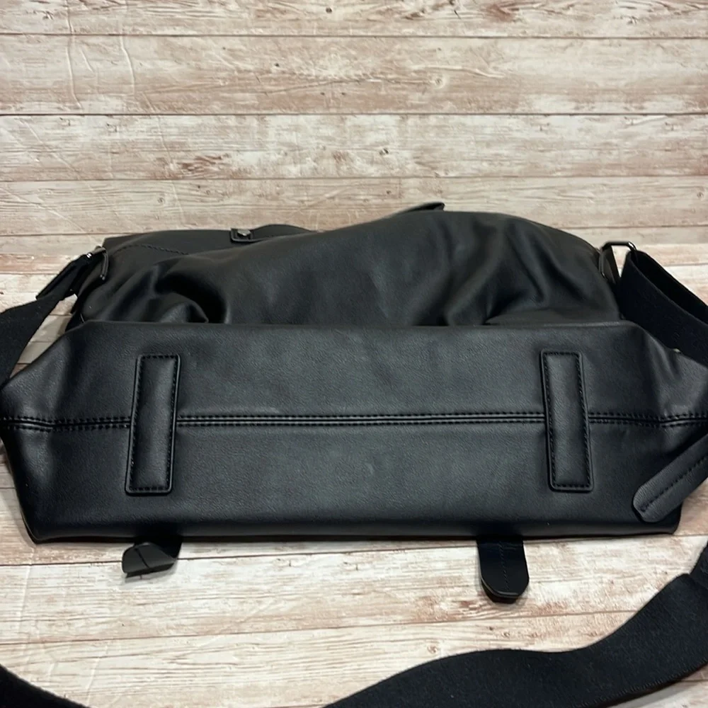 Sherpani Petra Crossbody Black Foldover Top Like New Condition